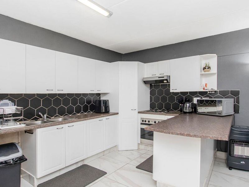 Modern apartment living in the heart of Constantia Kloof. - Photo 4