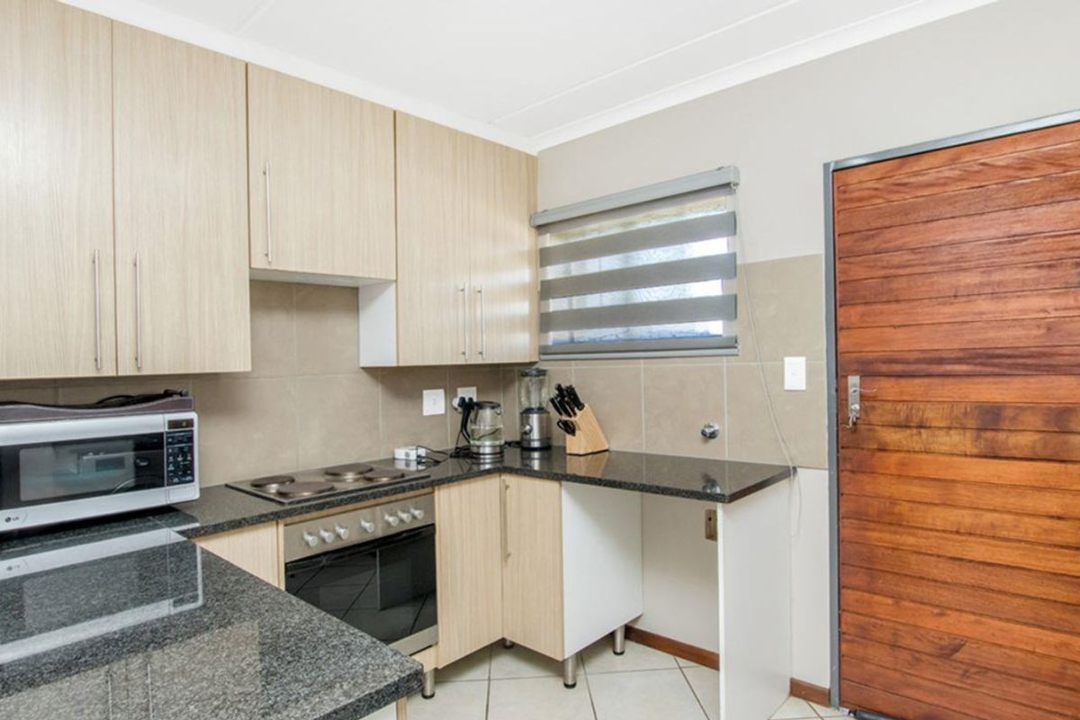 Modern and spacious 2 bedroom, 1 Bathroom Apartment in  Midrand - Photo 2