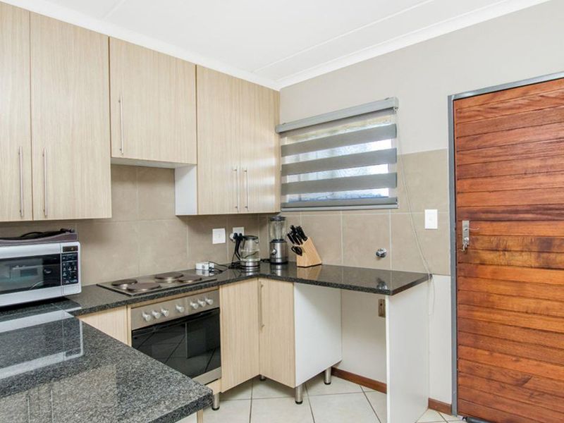 Modern and spacious 2 bedroom, 1 Bathroom Apartment in  Midrand - Photo 2