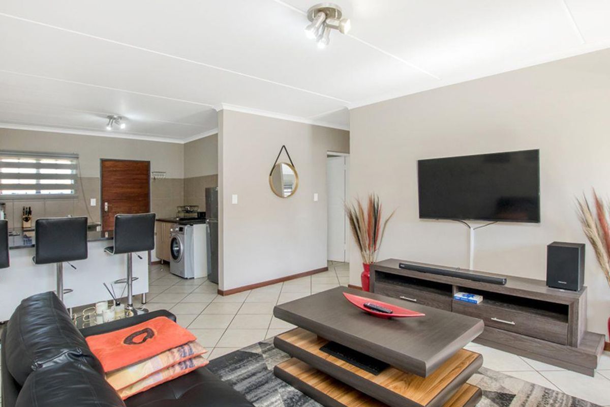 Modern and spacious 2 bedroom, 1 Bathroom Apartment in  Midrand - Photo 5