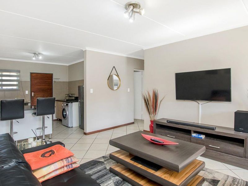 Modern and spacious 2 bedroom, 1 Bathroom Apartment in  Midrand - Photo 5