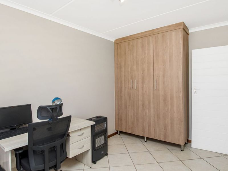 Modern and spacious 2 bedroom, 1 Bathroom Apartment in  Midrand - Photo 9