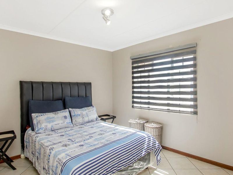 Modern and spacious 2 bedroom, 1 Bathroom Apartment in  Midrand - Photo 6