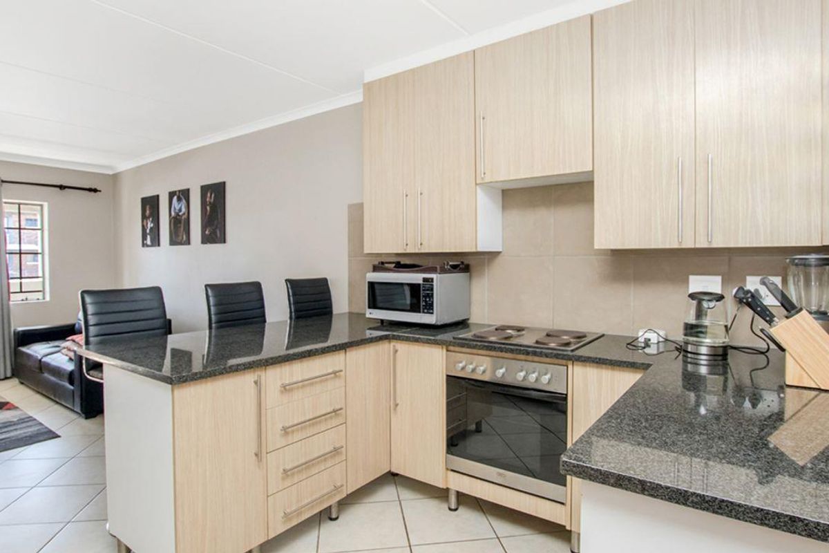Modern and spacious 2 bedroom, 1 Bathroom Apartment in  Midrand - Photo 3
