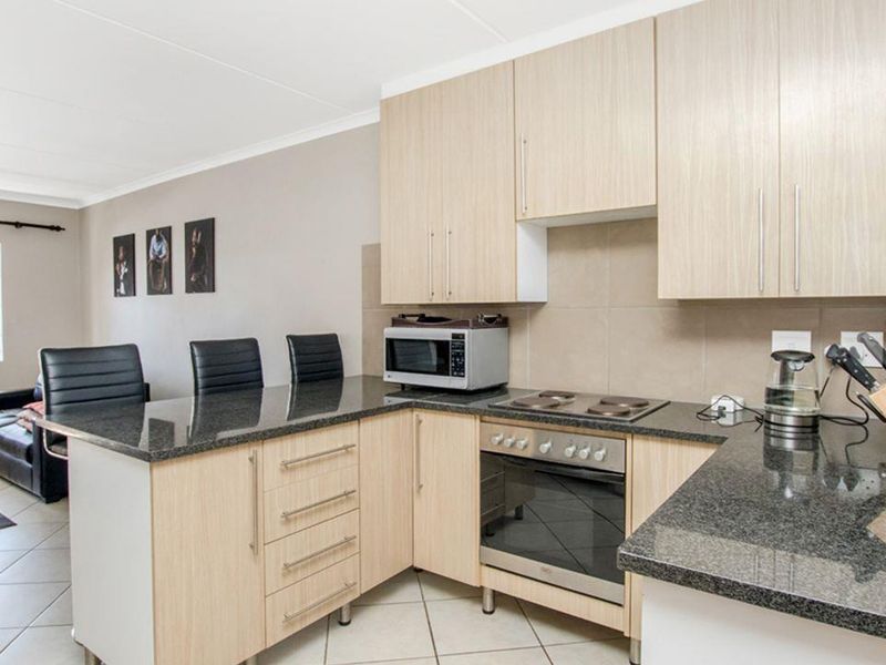 Modern and spacious 2 bedroom, 1 Bathroom Apartment in  Midrand - Photo 3