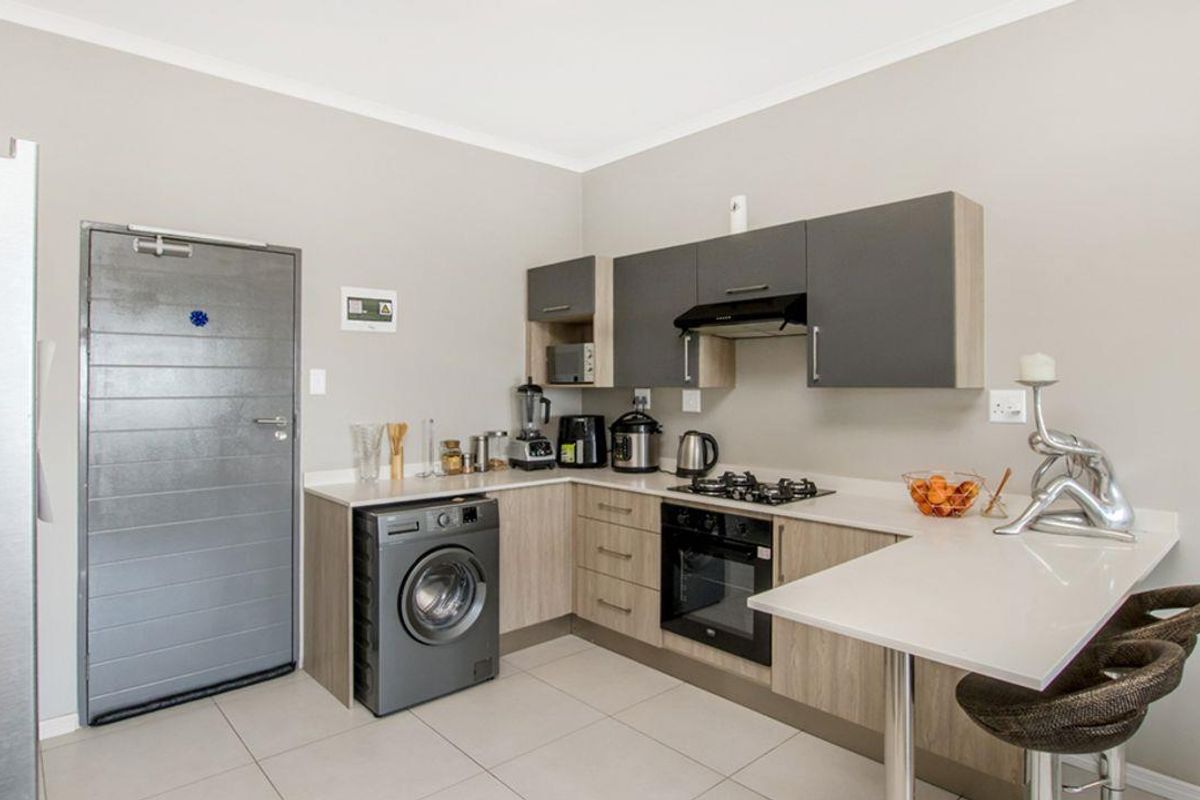 Modern 2 Bedroom 2 Bathroom Apartment for sale - Photo 2