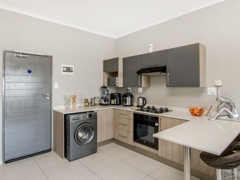 Modern 2 Bedroom 2 Bathroom Apartment for sale - Photo 2