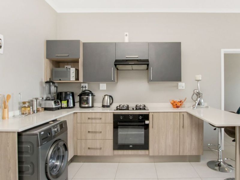 Modern 2 Bedroom 2 Bathroom Apartment for sale - Photo 5