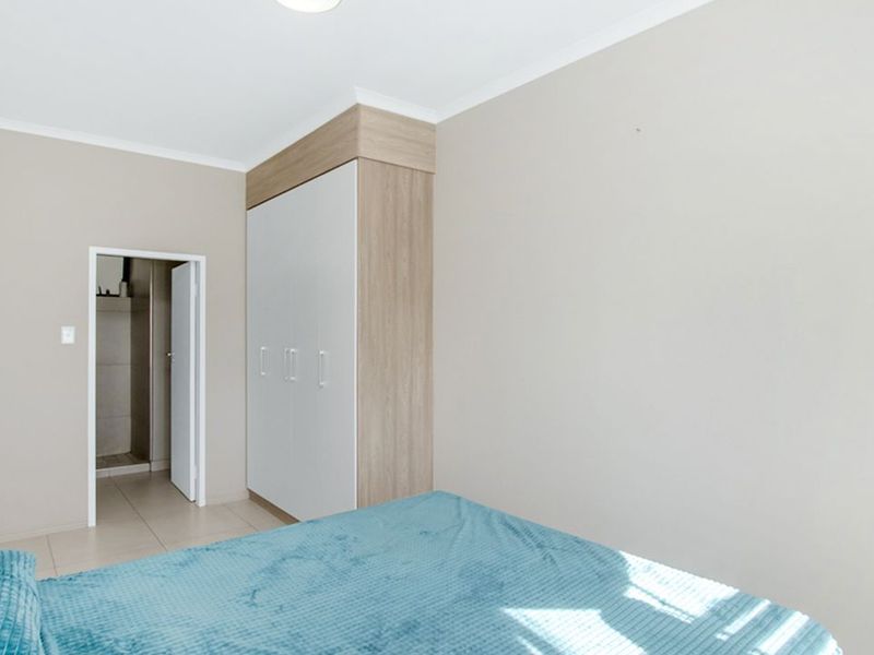 Modern 2 Bedroom 2 Bathroom Apartment for sale - Photo 8