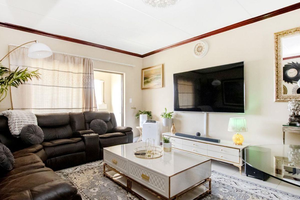 First-floor 2-Bedroom, 1-Bathroom apartment for sale in Midrand - Photo 5