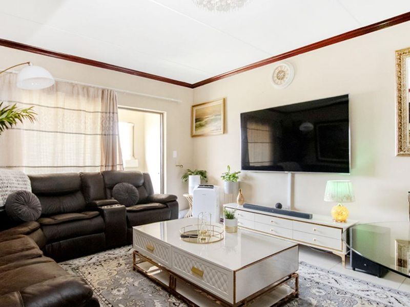 First-floor 2-Bedroom, 1-Bathroom apartment for sale in Midrand - Photo 5