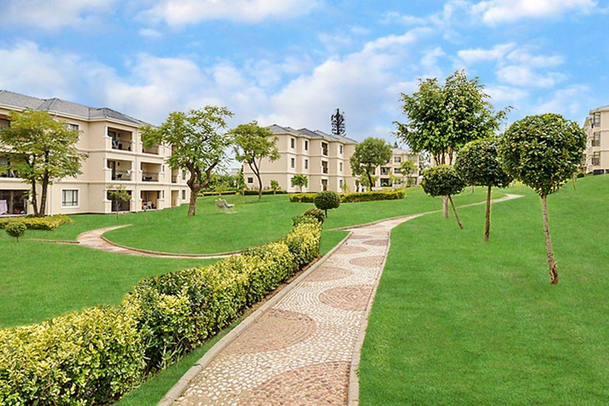 First-floor 2-Bedroom, 1-Bathroom apartment for sale in Midrand - Photo 2