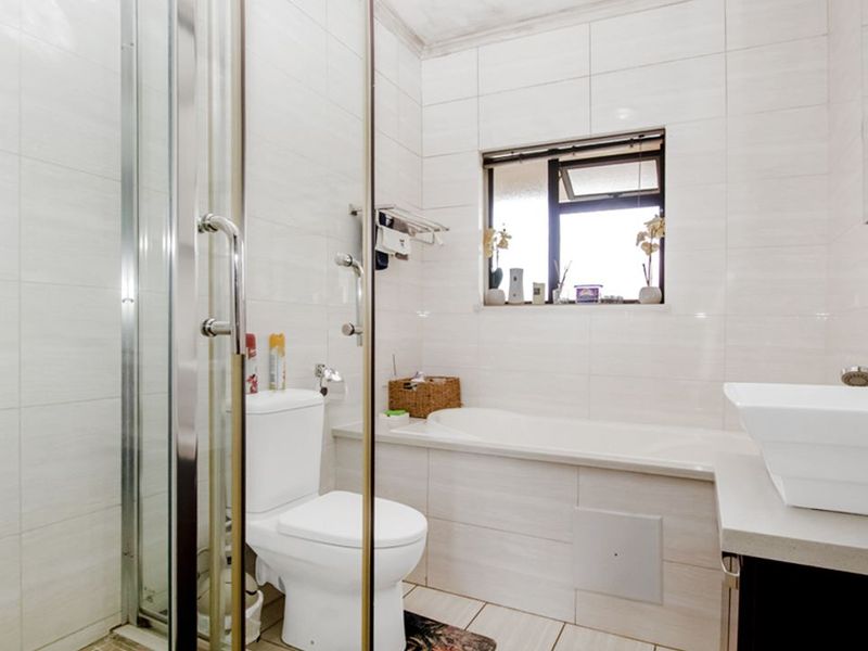 First-floor 2-Bedroom, 1-Bathroom apartment for sale in Midrand - Photo 10
