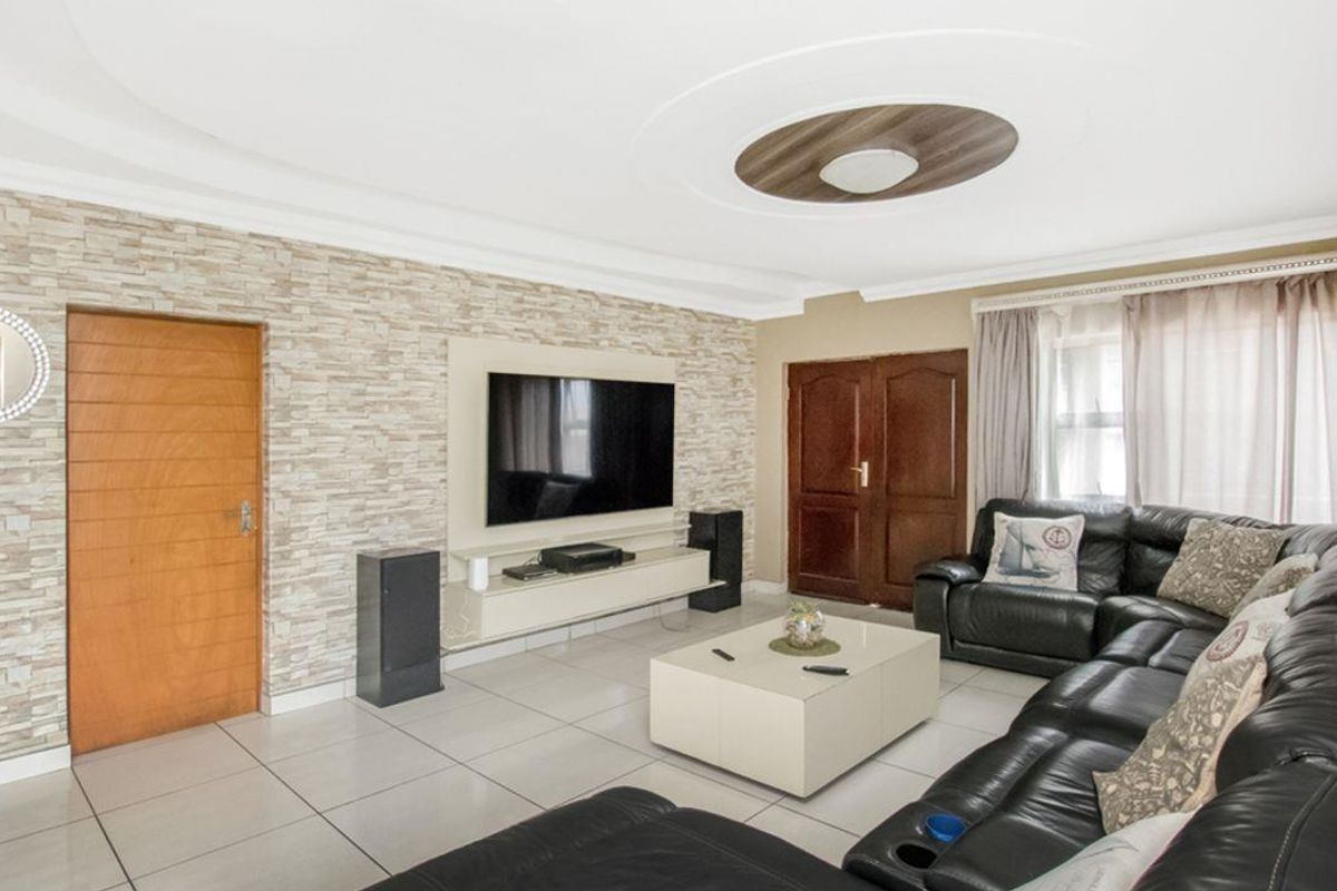 Lovely 4 Bedroom, 2 Bathroom Home forsale in Midrand - Photo 5