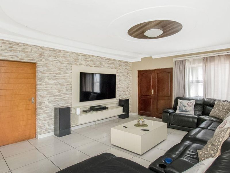 Lovely 4 Bedroom, 2 Bathroom Home forsale in Midrand - Photo 5