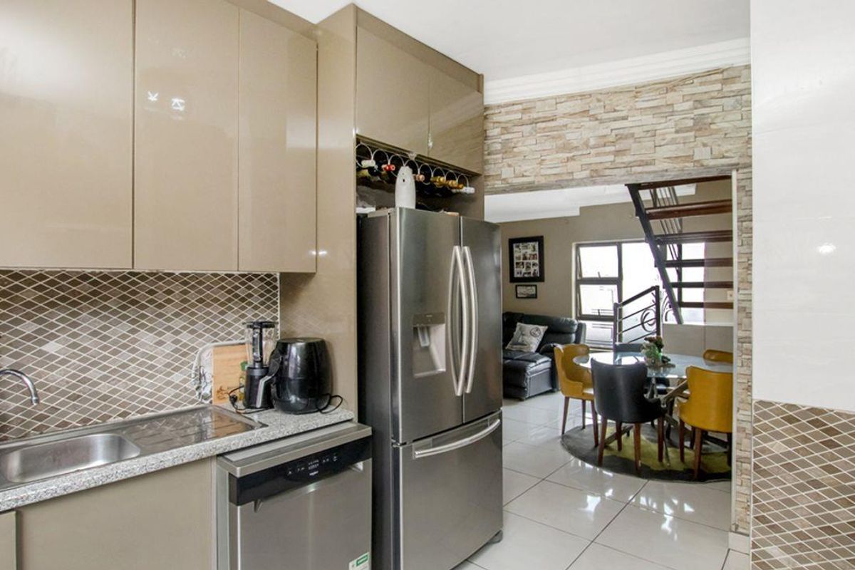 Lovely 4 Bedroom, 2 Bathroom Home forsale in Midrand - Photo 2