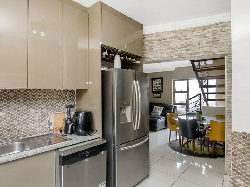 Lovely 4 Bedroom, 2 Bathroom Home forsale in Midrand - Photo 2