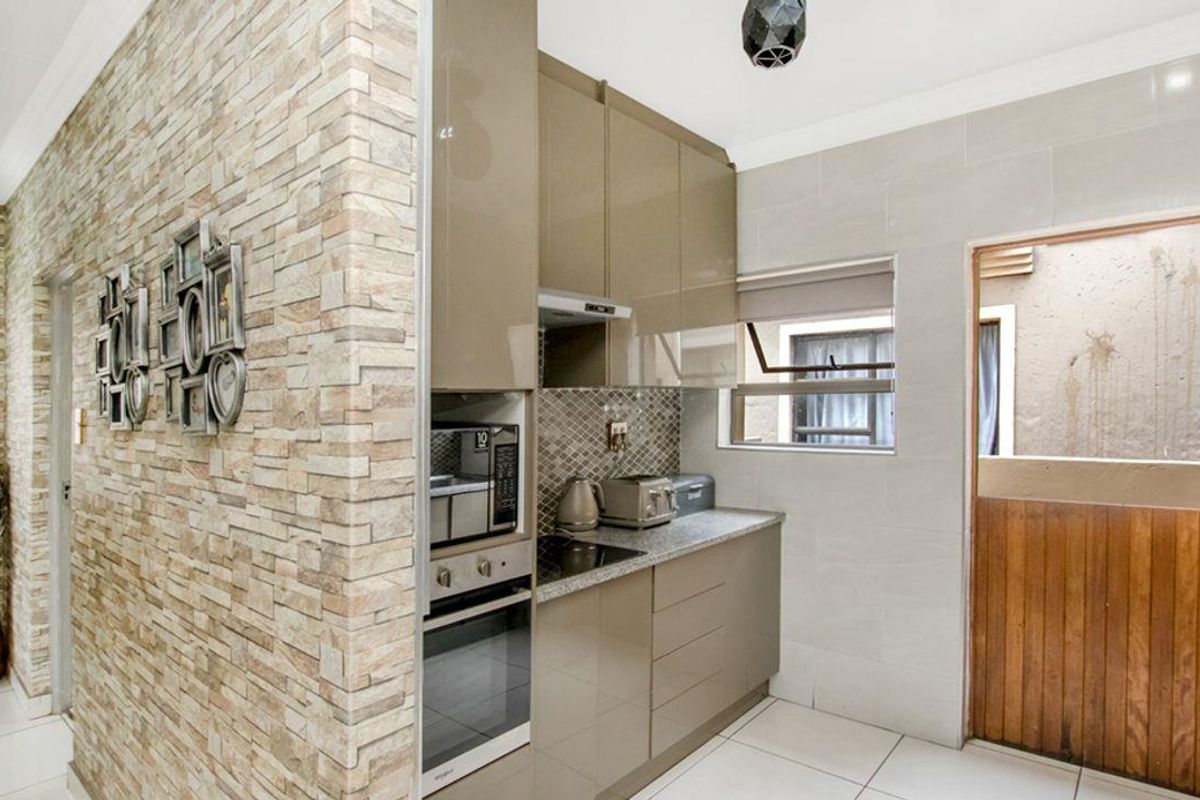 Lovely 4 Bedroom, 2 Bathroom Home forsale in Midrand - Photo 3
