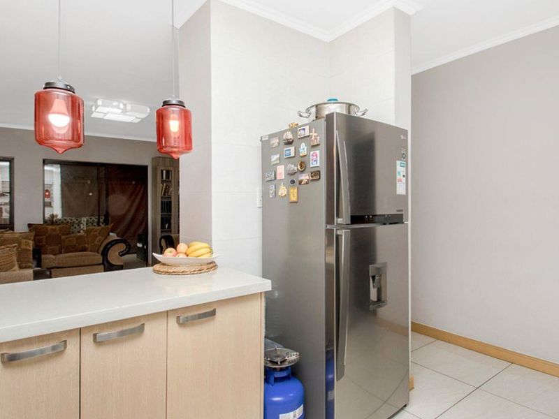Spacious 2 Bedroom, 2 Bathroom Apartment for Sale in Carlswald, Midrand - Photo 2