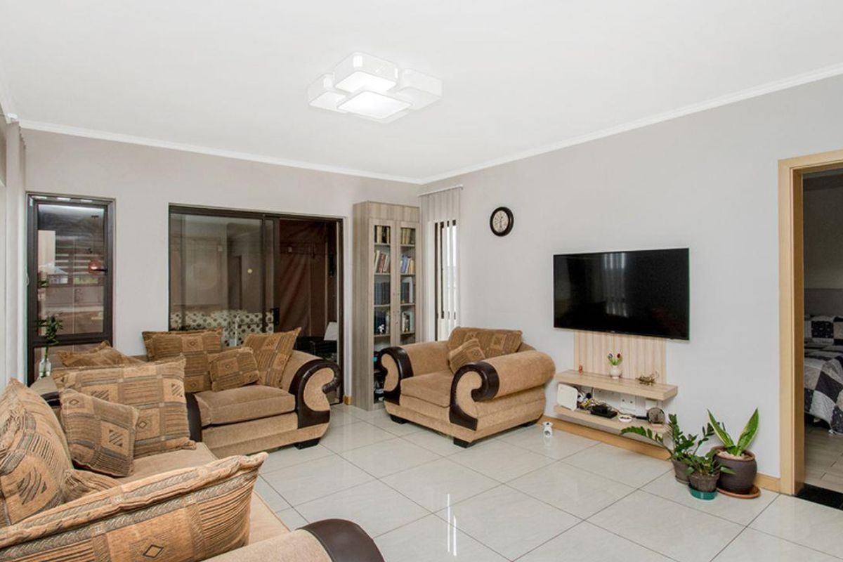Spacious 2 Bedroom, 2 Bathroom Apartment for Sale in Carlswald, Midrand - Photo 3