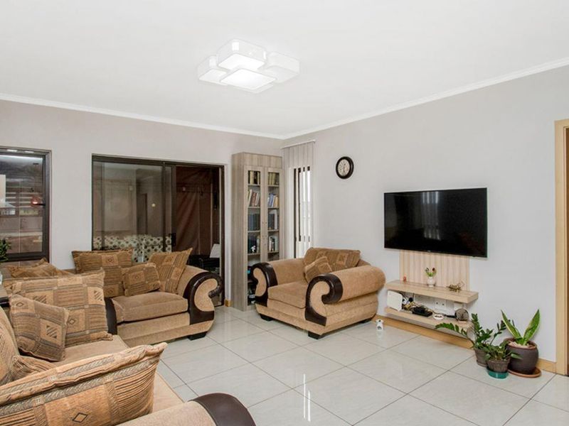 Spacious 2 Bedroom, 2 Bathroom Apartment for Sale in Carlswald, Midrand - Photo 3