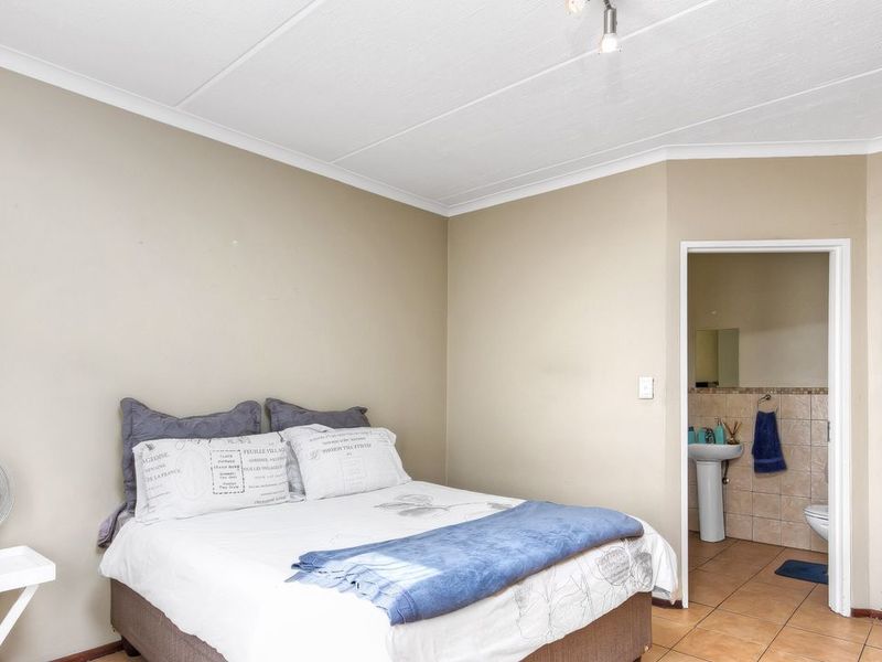 2 Bedrooms, 2 Bathroom Apartment for sale in Midrand - Photo 6