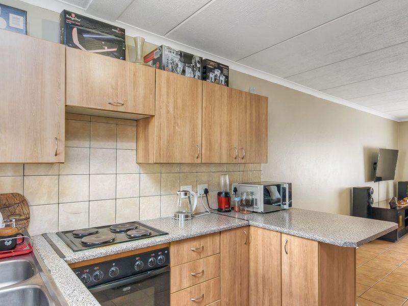 2 Bedrooms, 2 Bathroom Apartment for sale in Midrand - Photo 3