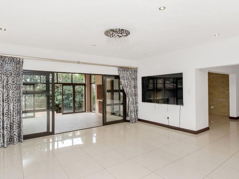 5 Bedrooms , 4.5 Bathroom Home for sale in Carlswald North Estate, Midrand - Photo 6