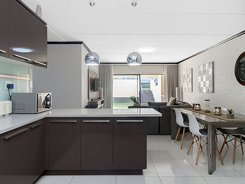 Luxurious ground floor 3 bedroom, 2 Bathroom apartment for sale in Carlswald, Midrand - Photo 6