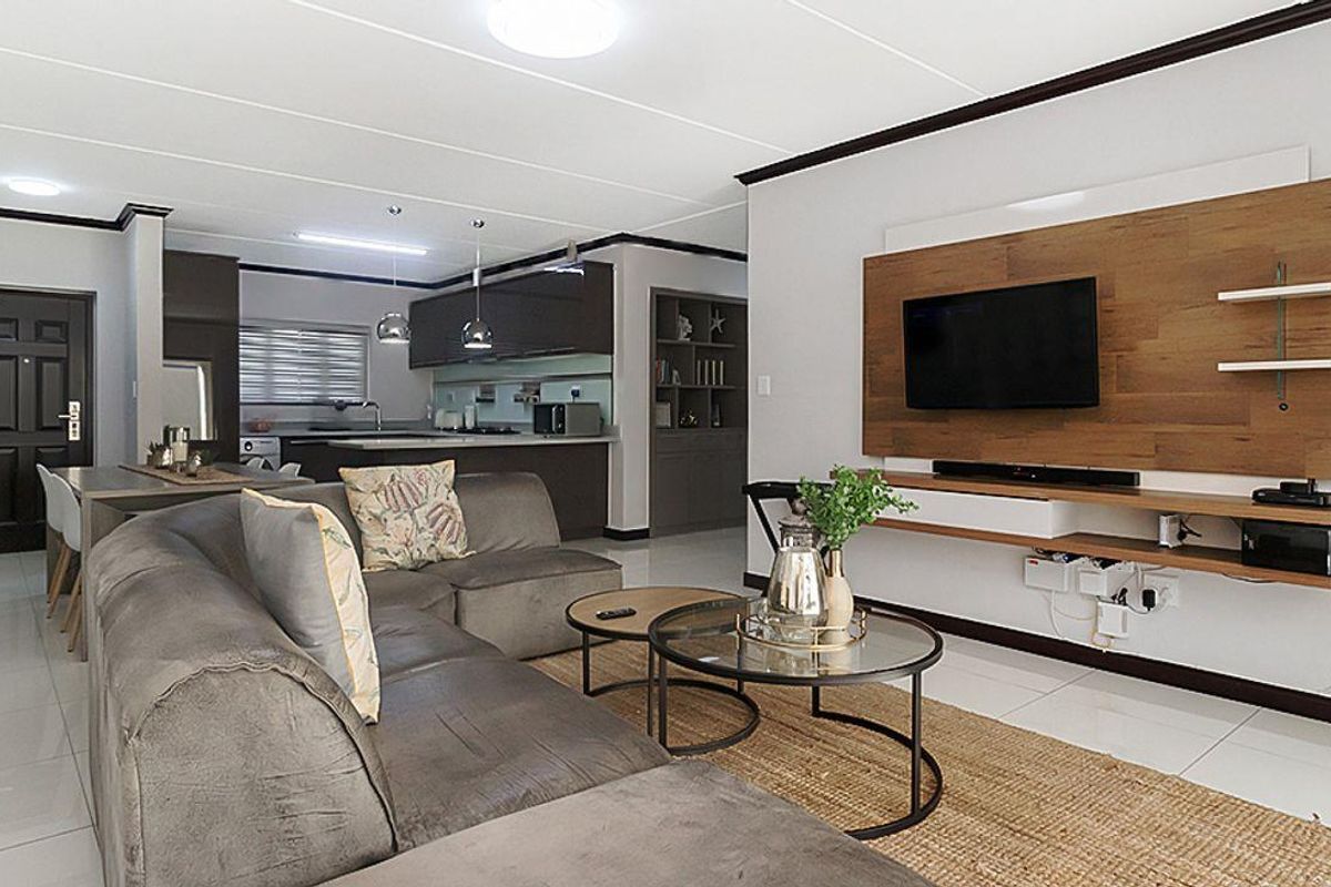 Luxurious ground floor 3 bedroom, 2 Bathroom apartment for sale in Carlswald, Midrand - Photo 3