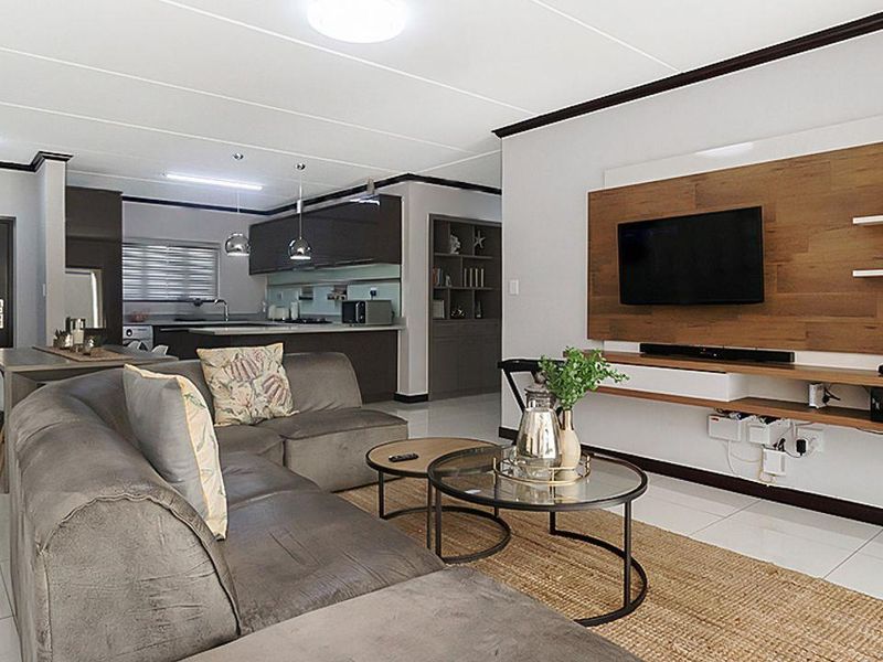 Luxurious ground floor 3 bedroom, 2 Bathroom apartment for sale in Carlswald, Midrand - Photo 3