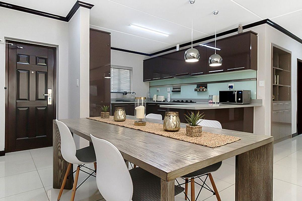 Luxurious ground floor 3 bedroom, 2 Bathroom apartment for sale in Carlswald, Midrand - Photo 2