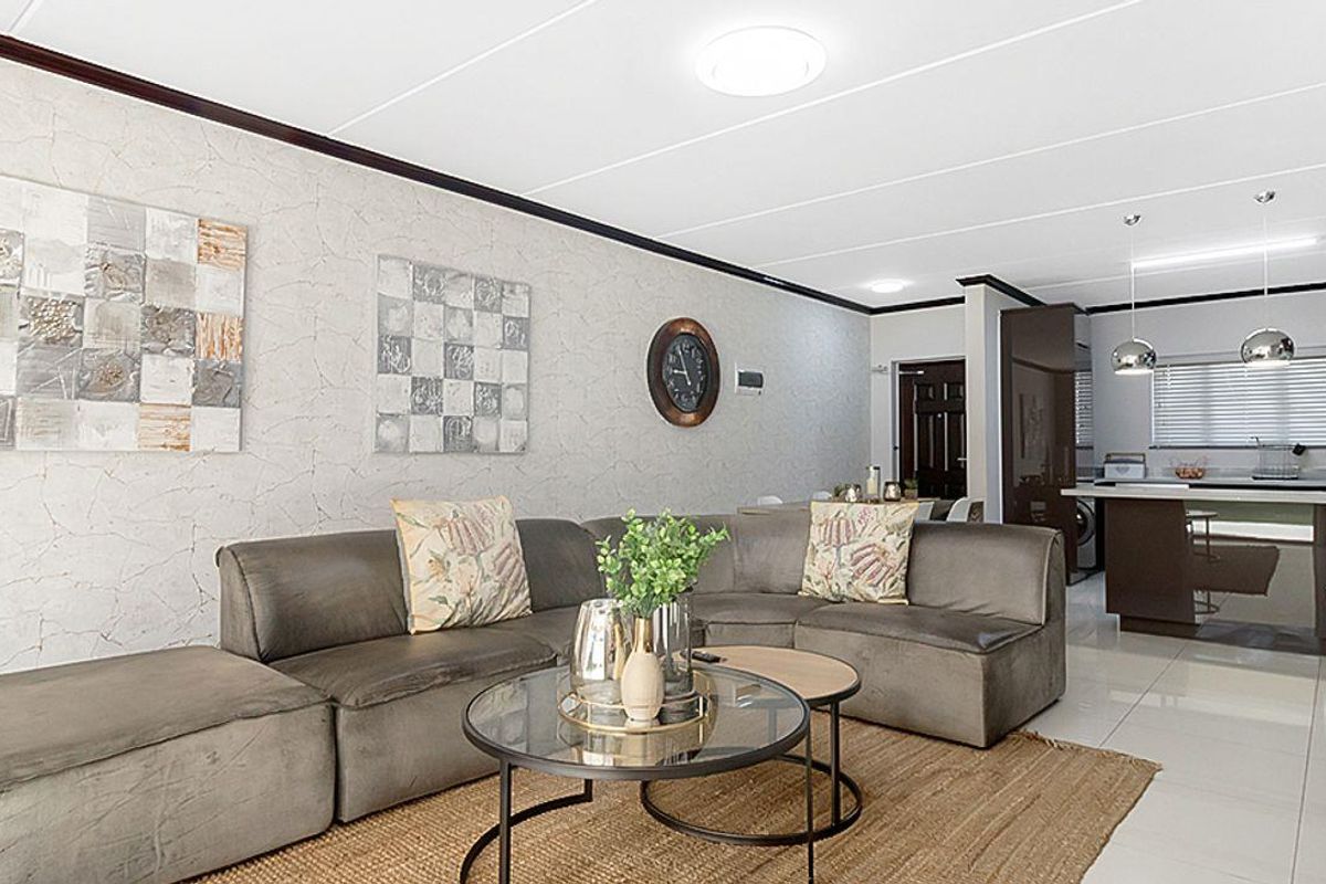 Luxurious ground floor 3 bedroom, 2 Bathroom apartment for sale in Carlswald, Midrand - Photo 5