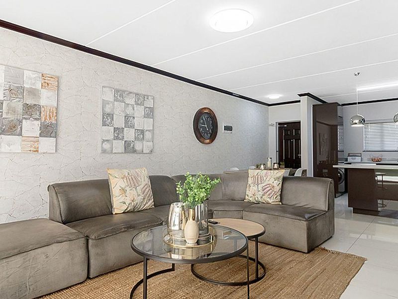 Luxurious ground floor 3 bedroom, 2 Bathroom apartment for sale in Carlswald, Midrand - Photo 5