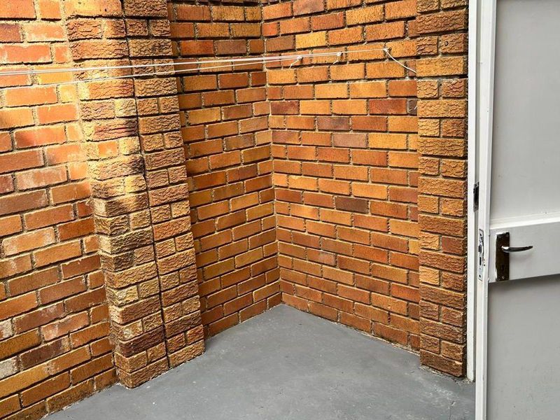SPACIOUS DUPLEX TOWNHOUSE - Photo 7