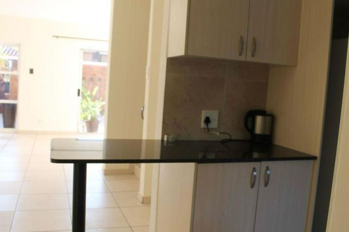 SPACIOUS DUPLEX TOWNHOUSE - Photo 4
