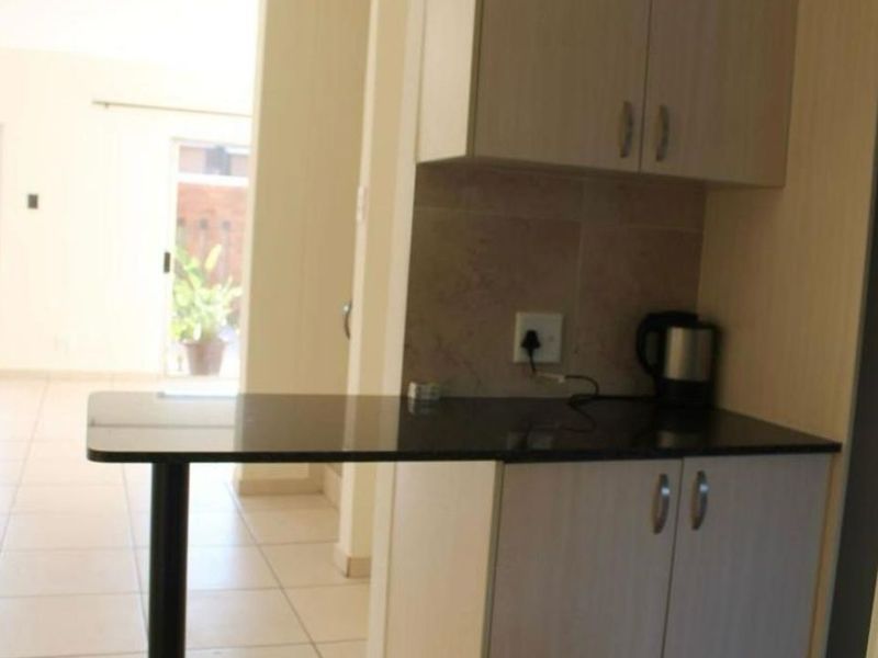 SPACIOUS DUPLEX TOWNHOUSE - Photo 4