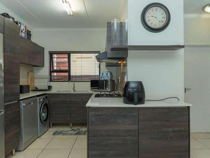 Beautiful 3 Bedroom 2 Bathroom Ground Floor Apartment in Greenstone Hill - Photo 9