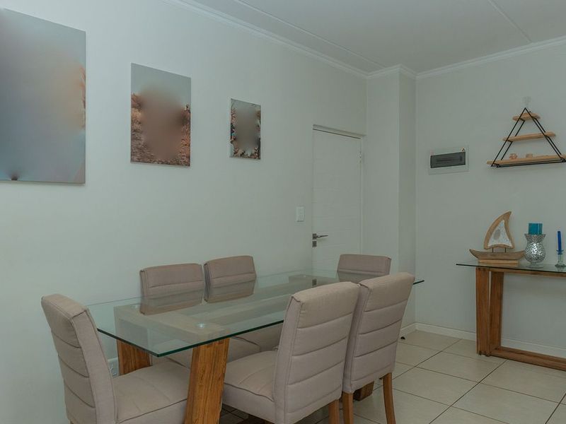 Beautiful 3 Bedroom 2 Bathroom Ground Floor Apartment in Greenstone Hill - Photo 8