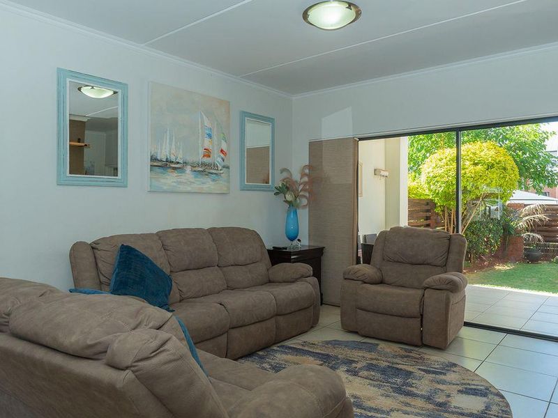 Beautiful 3 Bedroom 2 Bathroom Ground Floor Apartment in Greenstone Hill - Photo 6