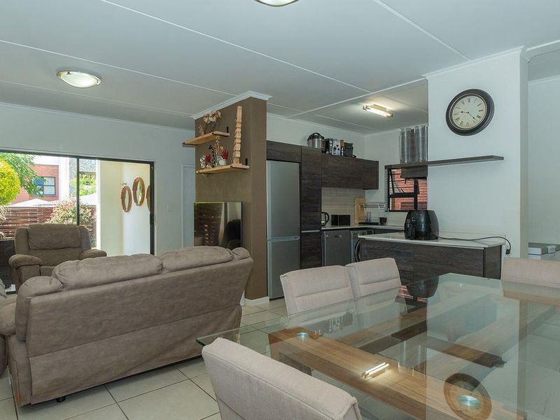 Beautiful 3 Bedroom 2 Bathroom Ground Floor Apartment in Greenstone Hill - Photo 7