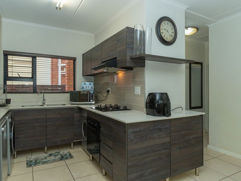 Beautiful 3 Bedroom 2 Bathroom Ground Floor Apartment in Greenstone Hill - Photo 10