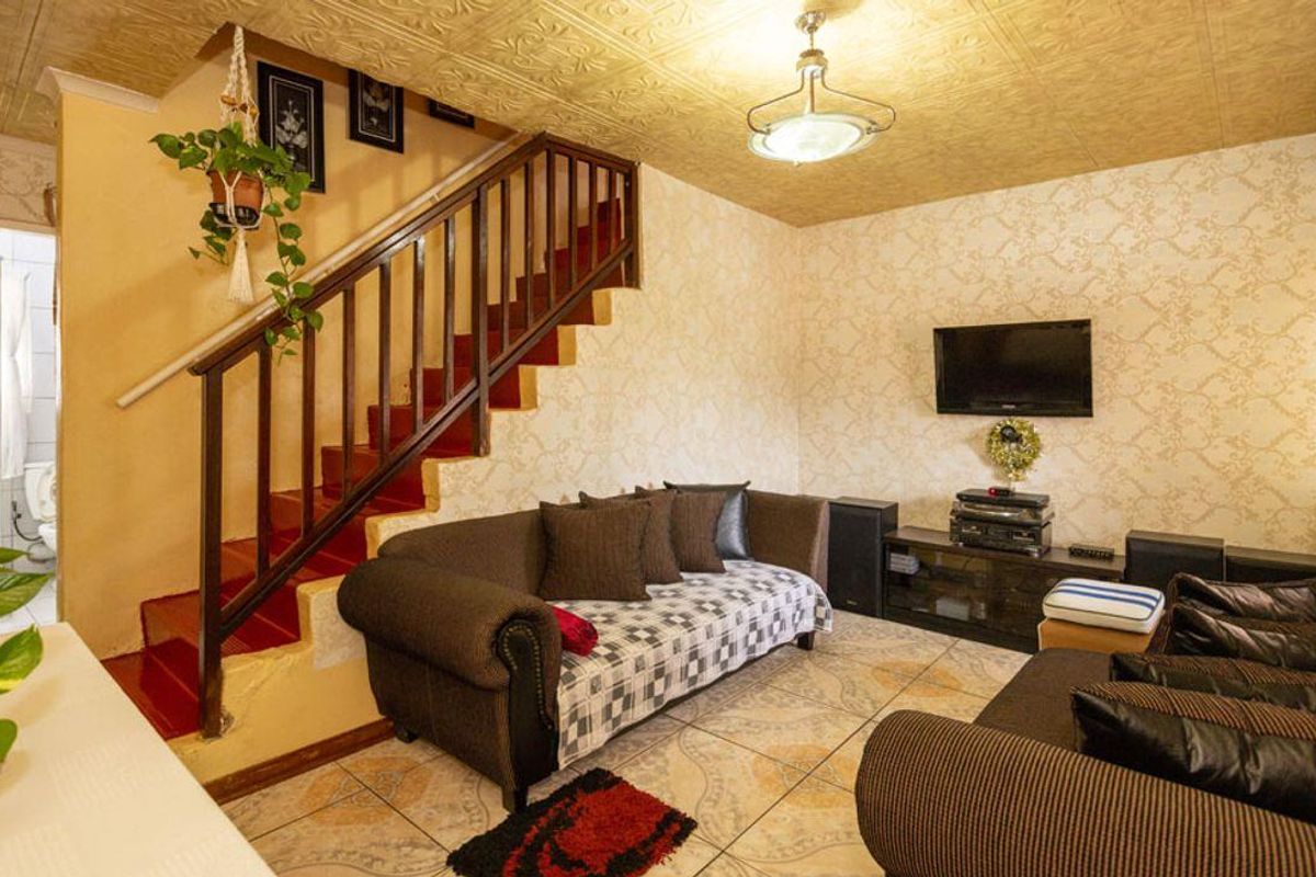 Cosy Two Bedroom House - Photo 2