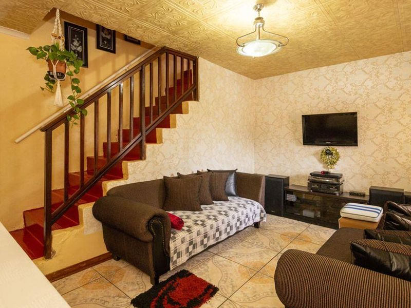 Cosy Two Bedroom House - Photo 2