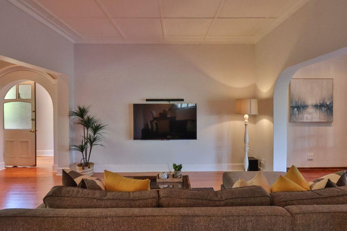 Epitome of fine living - Spacious Five Bedroom Townhouse! - Photo 4