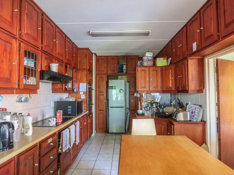 Spacious Double-Storey Home with Sea Views & Exceptional Features - Photo 10