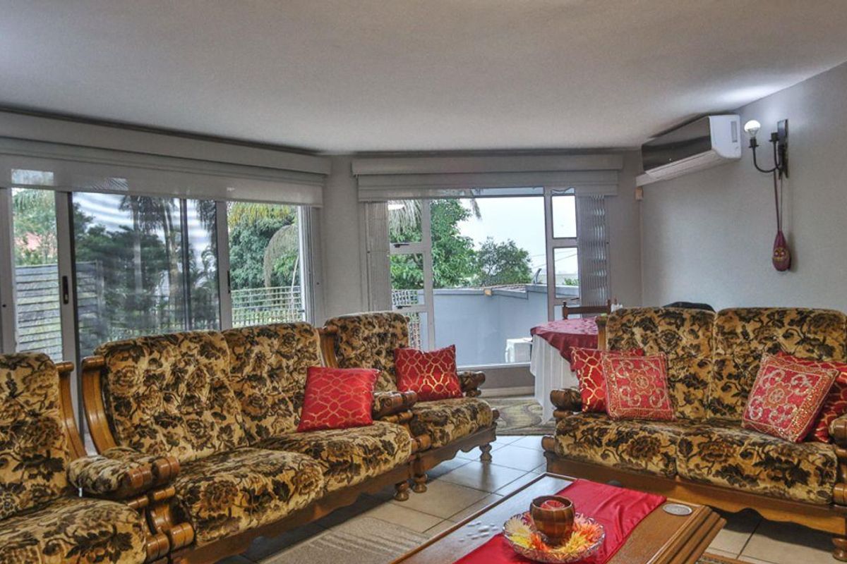 Three Bedroom Townhouse - Photo 3