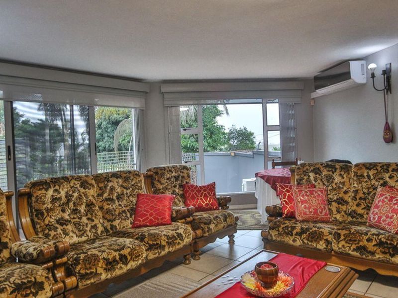 Three Bedroom Townhouse - Photo 3