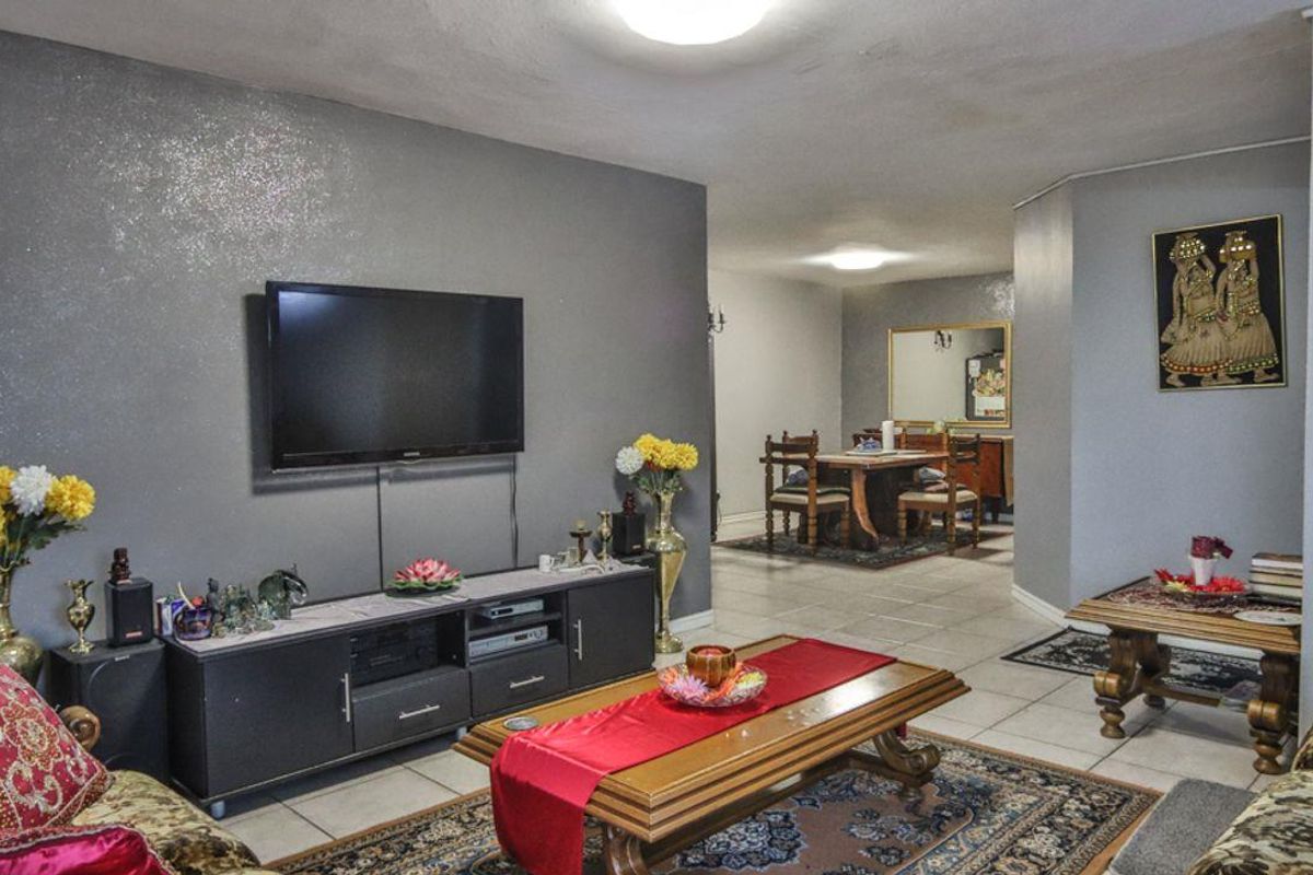 Three Bedroom Townhouse - Photo 2