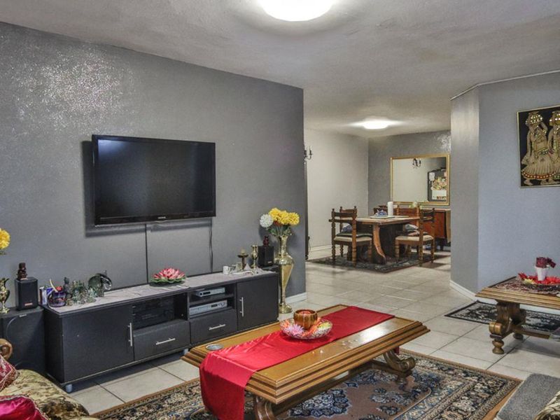 Three Bedroom Townhouse - Photo 2